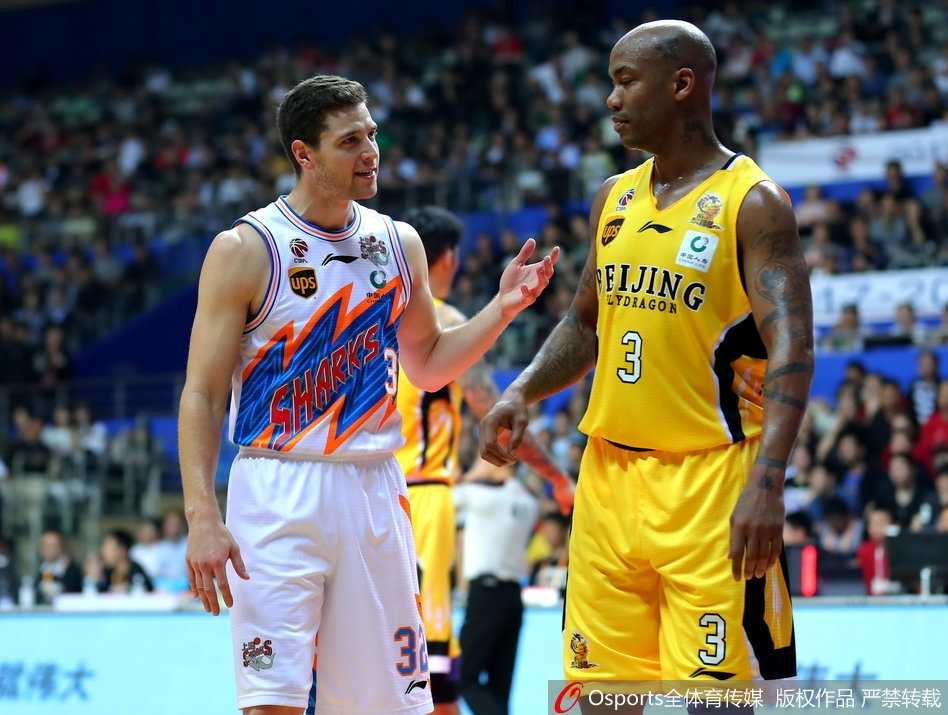 曾文鼎完成关键抢断后双手暴扣，帮助上海队在常规时间最后时刻神奇地扳平比分，将比赛拖入加时