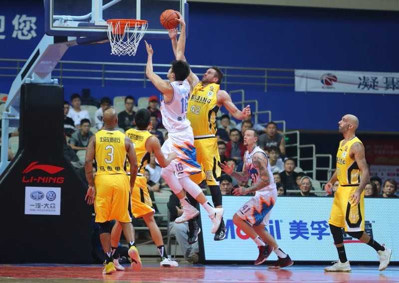 弗雷戴特在防守球员头顶高高跃起，以一记标志性的三分跳投射穿北控篮网，瞬间点燃了主场球迷的热情