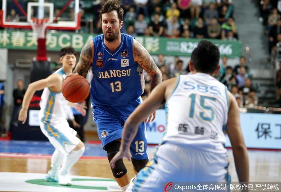 加时逆转!福建主场惜败肯帝亚,布鲁克斯与史鸿飞联手导演惊天翻盘 王哲林在祖昌体育馆篮下强攻,面对防守悍然起跳,双手暴扣点燃主场第一波激情
