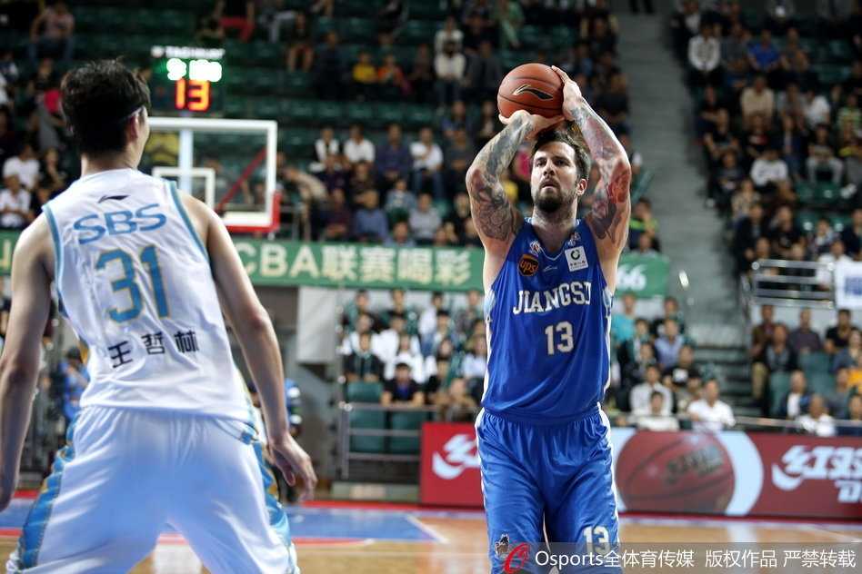 加时逆转!福建主场惜败肯帝亚,布鲁克斯与史鸿飞联手导演惊天翻盘 江苏外援马尚·布鲁克斯面对防守人,干拔而起,手腕轻压,篮球划出一道彩虹,在第四节最后时刻命中关键三分,将球队从悬崖边拉回