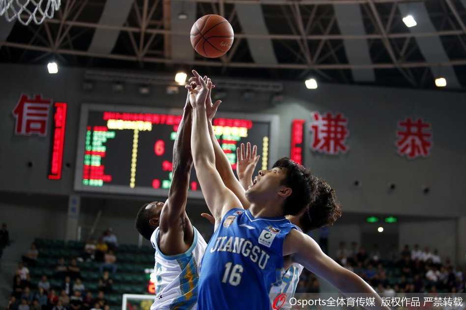 加时逆转!福建主场惜败肯帝亚,布鲁克斯与史鸿飞联手导演惊天翻盘 福建外援史密斯如闪电般突破防线,在空中与对手发生碰撞后,依然用柔和的手感将球抛入篮筐,打成霸气二加一