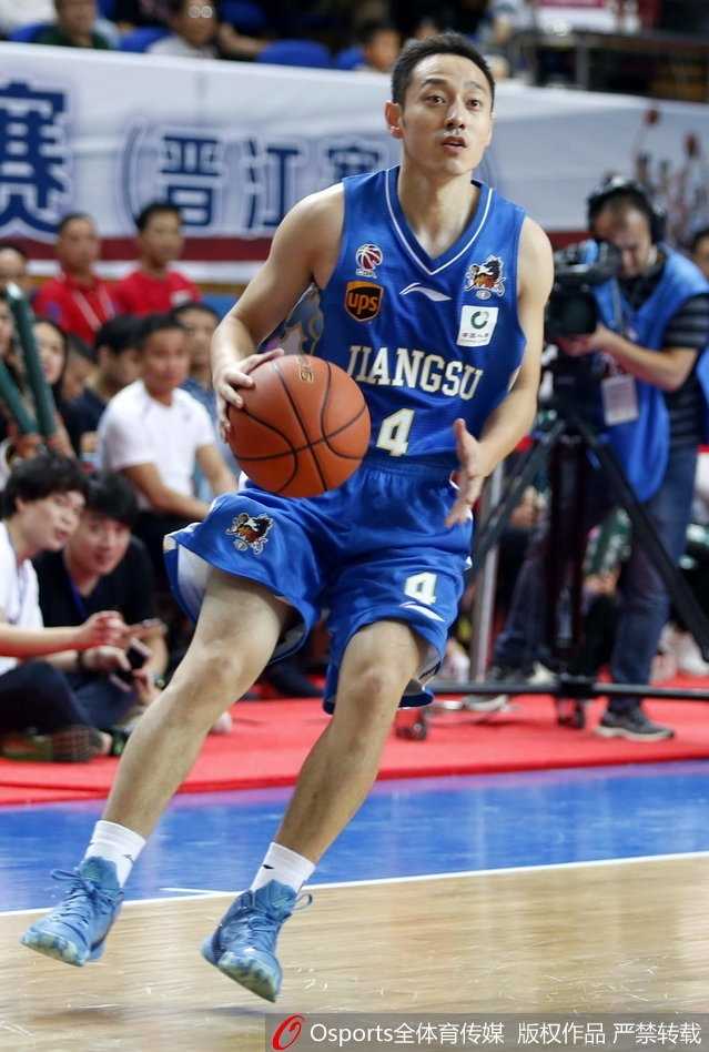 加时逆转!福建主场惜败肯帝亚,布鲁克斯与史鸿飞联手导演惊天翻盘 比赛结束的哨声吹响,江苏肯帝亚球员们围成一圈,激情庆祝这场来之不易的加时胜利,而背景是福建球员落寞离场的身影