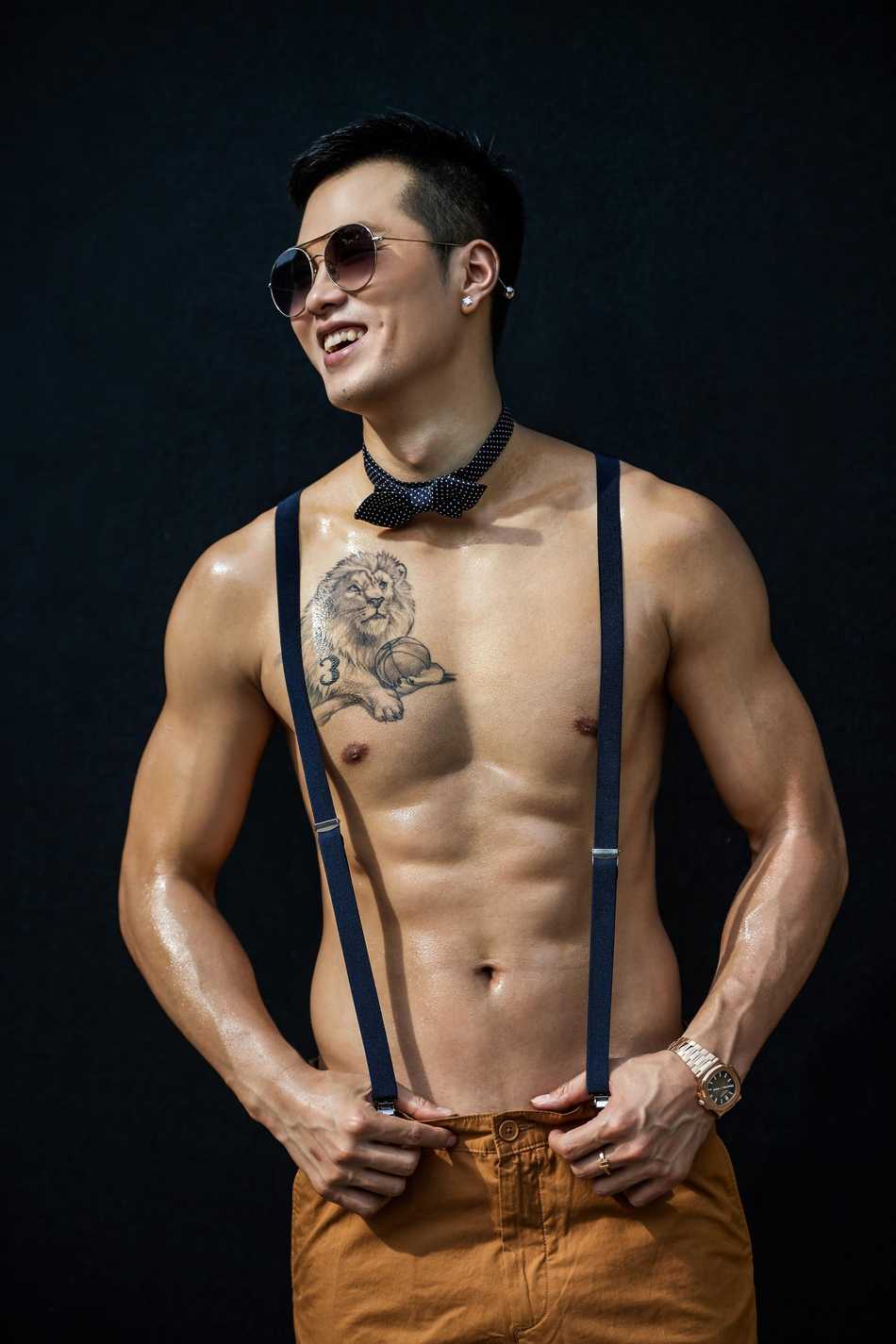 劲爆撕裂感!脱下衣服的孟铎,这身钢筋铁骨就是行走的荷尔蒙 孟铎在力量区进行上肢训练,手臂青筋暴起,肱二头肌充血后展现出惊人的维度,硬汉气息扑面而来。