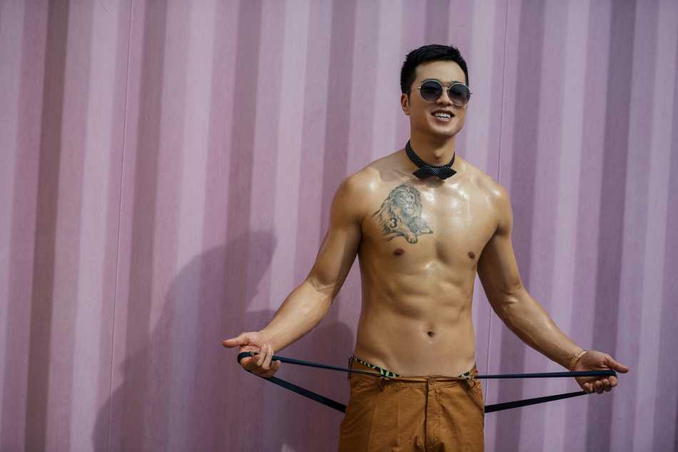 劲爆撕裂感!脱下衣服的孟铎,这身钢筋铁骨就是行走的荷尔蒙 汗水浸透后背,孟铎的背部肌肉线条在灯光下显得格外性感,每一块肌肉都在诉说着训练场上的不懈努力。