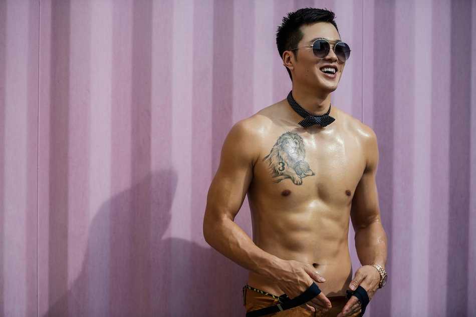 劲爆撕裂感!脱下衣服的孟铎,这身钢筋铁骨就是行走的荷尔蒙 孟铎赤裸上身展示训练成果,胸肌与腹肌线条如同刀刻一般清晰,彰显着顶级运动员的身体美学。