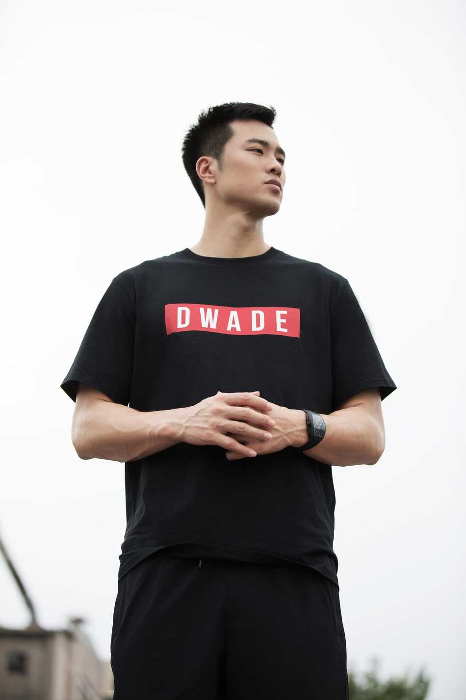 劲爆撕裂感!脱下衣服的孟铎,这身钢筋铁骨就是行走的荷尔蒙 孟铎在健身房挥汗如雨,专注的神情和紧绷的肌肉线条,完美诠释了什么是专注与力量。