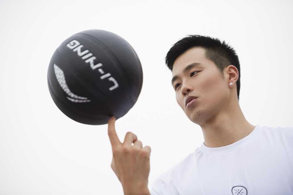 劲爆撕裂感!脱下衣服的孟铎,这身钢筋铁骨就是行走的荷尔蒙 训练结束后的孟铎肌肉充血饱满,在光影的映衬下,他如同蓄势待发的猎豹,力量与速度完美融合。