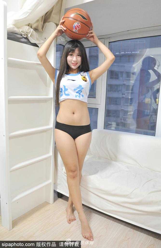 北京女球迷的篮球情缘 阳光洒在她的笑脸上,手中的篮球仿佛也染上了温暖的色彩,这一刻,运动与美在她身上完美交融