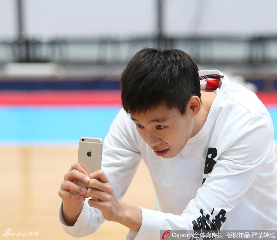 北京女篮双面风采:赛场铁血女王,镜头倾城女神 柔和的侧光打在队员的侧脸,勾勒出坚毅又温柔的面部线条,身着休闲针织衫的她,眼神中既有运动员的笃定,又有女性的温婉。