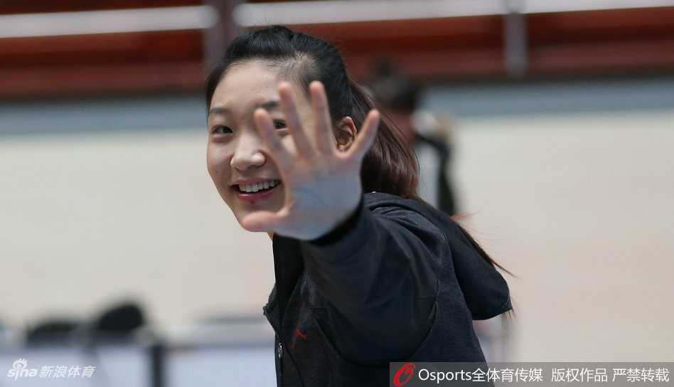 北京女篮双面风采:赛场铁血女王,镜头倾城女神 一袭干练的白色衬衫搭配高腰裤,队员随意地倚靠在道具旁,营造出轻松随性的街拍感,仿佛秋日里的一抹暖阳,明媚且充满力量。