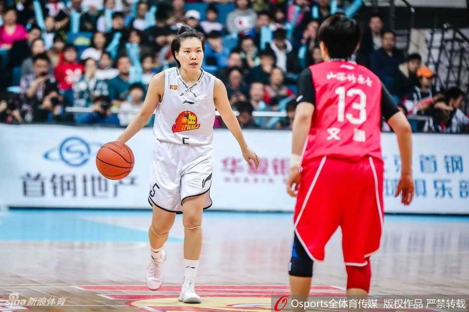 北京女篮横扫山西加冕三连冠 王朝荣耀就此铸就 看台上,中国篮协主席姚明面带微笑观看比赛,他的到场彰显了对女篮联赛的高度重视,现场球迷也因这位巨星的到来而更加热情高涨。