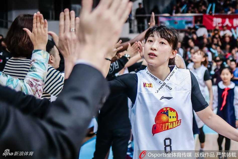 北京女篮横扫山西加冕三连冠 王朝荣耀就此铸就 被誉为女魔兽的福尔斯在禁区卡位成功,接球后直接扛开防守,用一记轻柔的勾手将球送入篮网,山西队球员望球兴叹,完全无法阻挡。