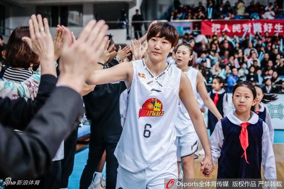 北京女篮横扫山西加冕三连冠 王朝荣耀就此铸就 总决赛最有价值球员邵婷持球突破,面对防守球员的紧逼,她眼神坚毅,利用娴熟的背后运球变向过人,身姿灵动如穿花蝴蝶。