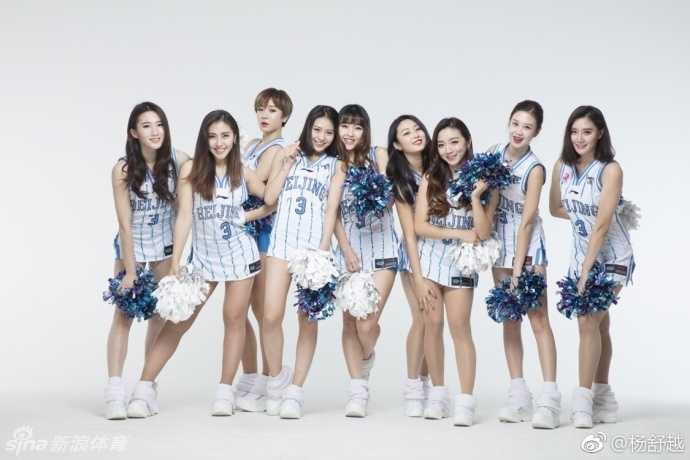 北京巅峰啦啦队:从街头发单到世界杯舞台,这一舞,只为梦想而生 京剧扮相的领舞在《定军山》的鼓点中惊艳亮相,将国粹的魂与啦啦操的力完美融合,定格成一幅流动的东方美学画卷。