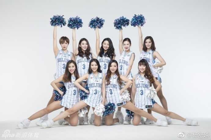 北京巅峰啦啦队:从街头发单到世界杯舞台,这一舞,只为梦想而生 雨伞道具在队员手中一收一合,如同盛开又合拢的莲花,配合着古典琵琶的弦音,街舞的律动与传统韵味在此刻奇妙交融。