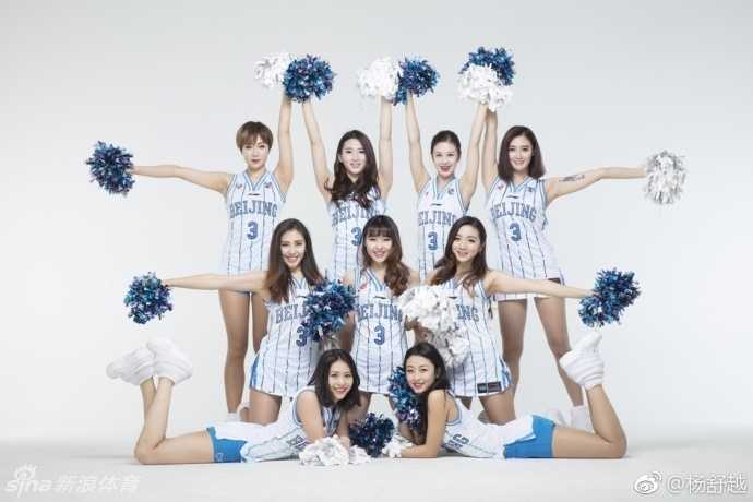 北京巅峰啦啦队:从街头发单到世界杯舞台,这一舞,只为梦想而生 身着靓丽表演服的队员们高高跃起,马尾辫在空中划出青春的弧度,她们用充满张力的肢体语言,在赛场上点燃了第一把名为‘巅峰’的火焰。