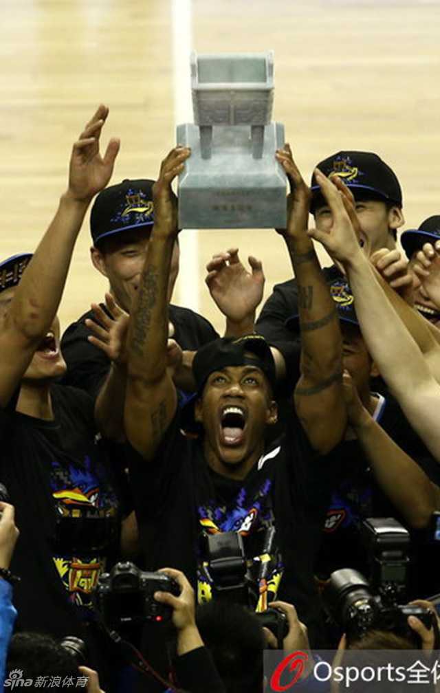 北京男孩马布里:从地铁男孩到王朝缔造的传奇之路 马布里第三次率队捧起至尊鼎,神情坚毅霸气庆祝