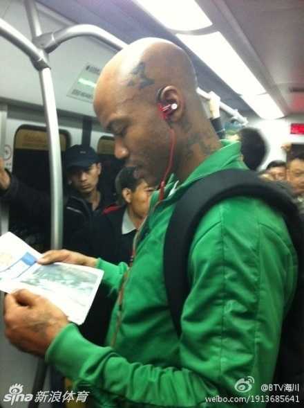 北京男孩马布里:从地铁男孩到王朝缔造的传奇之路 马布里身穿长袍马褂在台上学说相声,神态认真又幽默