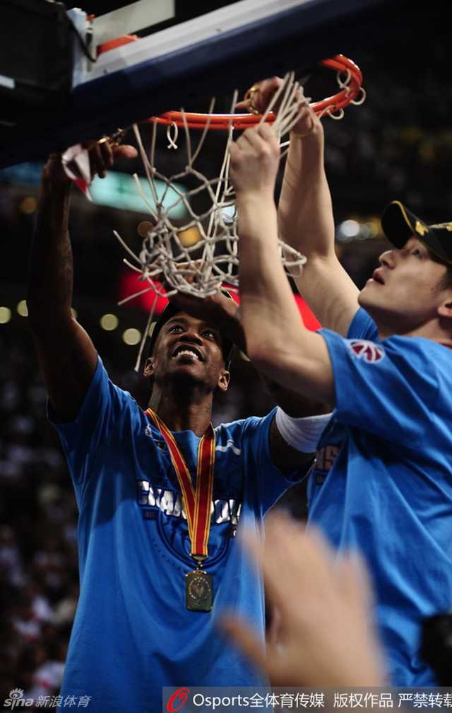 北京男孩马布里:从地铁男孩到王朝缔造的传奇之路 夺冠后马布里被队友们围住抛向空中,满脸幸福笑容