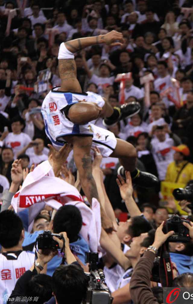 北京男孩马布里:从地铁男孩到王朝缔造的传奇之路 马布里铜像在五棵松揭晓,他西装革履与铜像深情对视