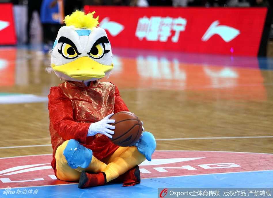 北京篮球圣地春节红 霹雳鸭盛装助力首钢挺进季后赛 赛后,霹雳鸭穿着节日礼服与啦啦队队员们一起在场地中央向观众席挥手致意,背景大屏幕上打出了“新春快乐”的字样。