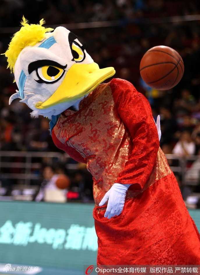 北京篮球圣地春节红 霹雳鸭盛装助力首钢挺进季后赛 吉祥物霹雳鸭戴着传统的瓜皮小帽,穿着绣有福字的红马甲,双手叉腰站在罚球线后,正歪着头观察着场上正在罚球的四川队外援哈达迪。