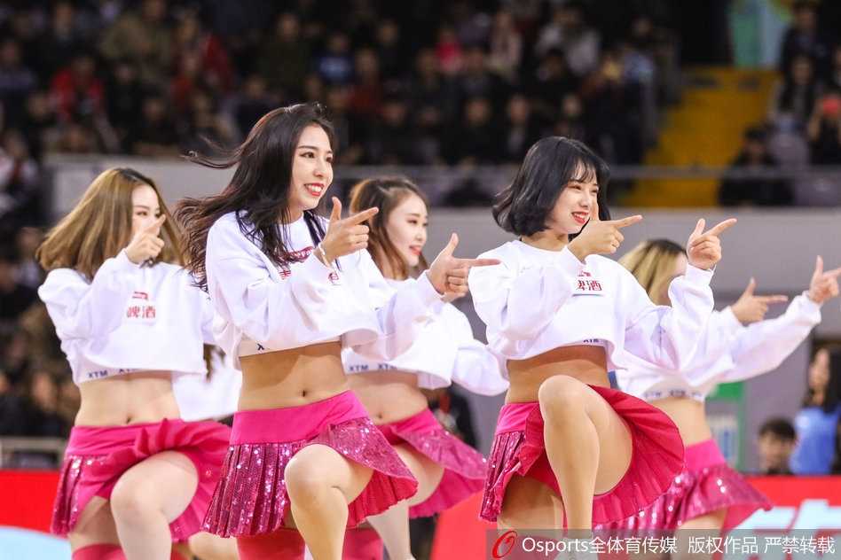 镜头捕捉到篮球宝贝们灵动的一瞬，她们高扎马尾，随着强劲的鼓点甩动秀发，青春活力在聚光灯下肆意挥洒。