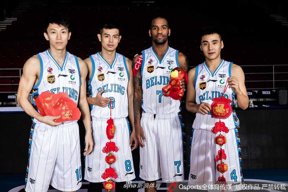 北京首钢新春献瑞 光影之间书写篮球豪情 翟晓川与队友并肩而坐,笔挺的中式立领衬托出他的英气,他咧嘴大笑,仿佛在与身旁的伙伴分享着更衣室里不为人知的趣事,气氛轻松得像一场家庭聚餐。