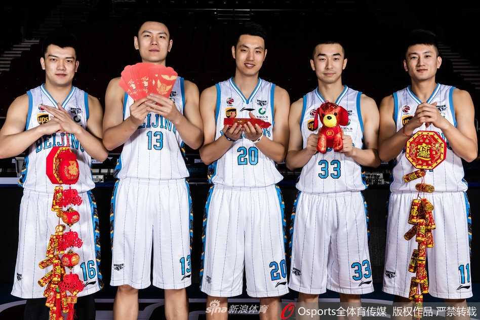 北京首钢新春献瑞 光影之间书写篮球豪情 方硕手持火红的中国结,眉眼间带着京城独有的从容与自信,身后的红色背景墙映衬出他作为球队核心后卫的沉稳气质。