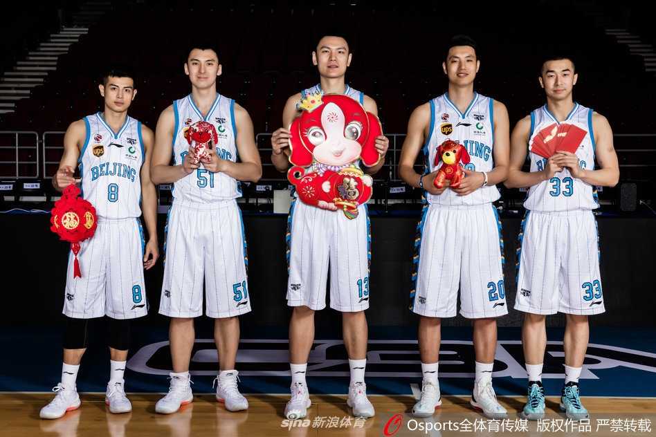 北京首钢新春献瑞 光影之间书写篮球豪情 常林和王骁辉对着镜头抱拳作揖,用最传统的方式向球迷拜年,动作里既有习武之人的刚劲,又有北京孩子特有的局气与幽默。