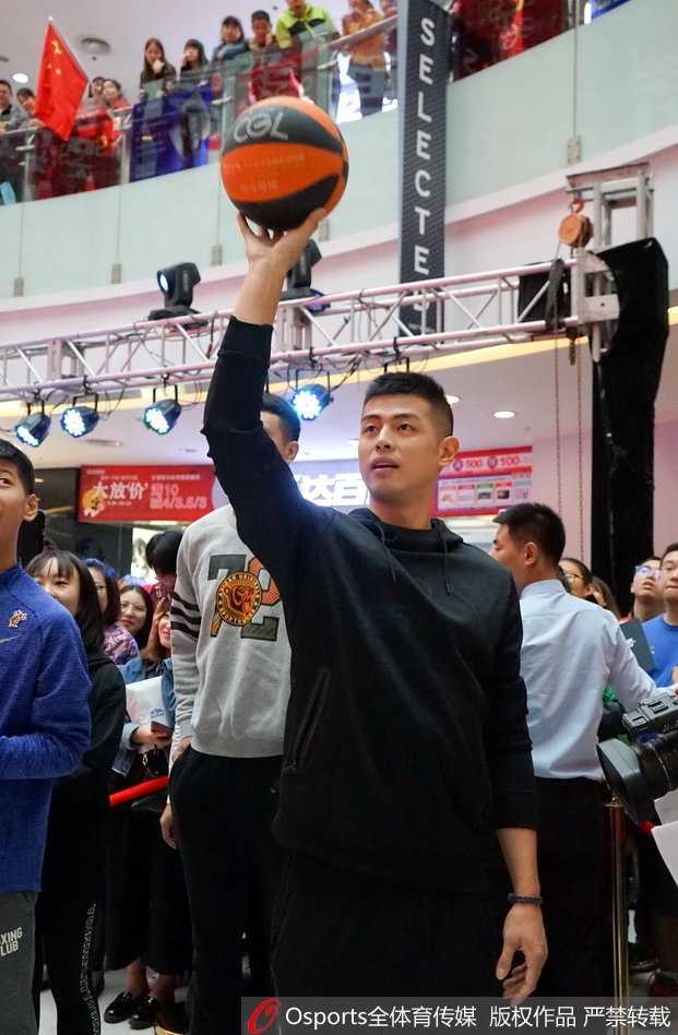 见面会结束后，北京队全体成员围拢在一起手搭手高喊加油，那股团结一心的气势正是新赛季最需要的动力源泉