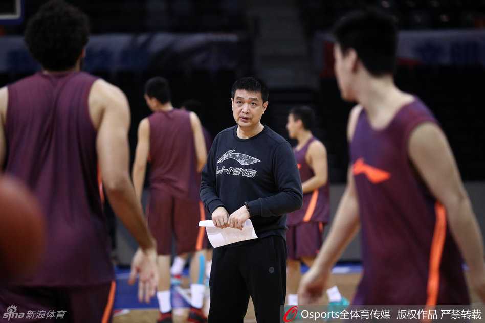 北京首钢那年冬天,马布里和他的兄弟们用篮球书写京城记忆 主教练闵鹿蕾站在场边,双手拢在嘴边形成喇叭状,正大声地向场上队员传达着战术指令,神情专注而急切,仿佛恨不得自己亲自上场。