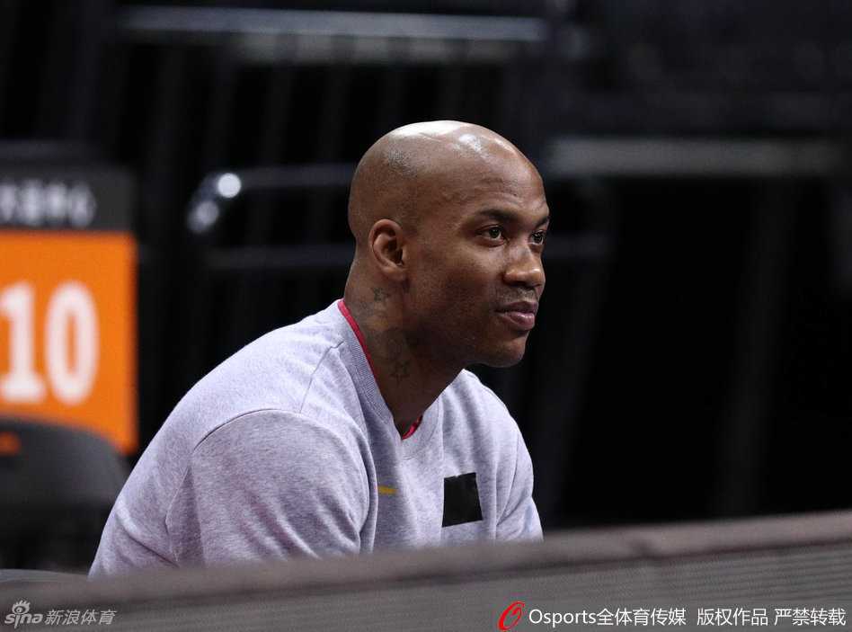 北京首钢那年冬天,马布里和他的兄弟们用篮球书写京城记忆 生死战前,斯蒂芬-马布里在热身时依旧神态自若,嘴角挂着那抹标志性的微笑,仿佛在告诉京城球迷,只要他在场,奇迹就还有可能。