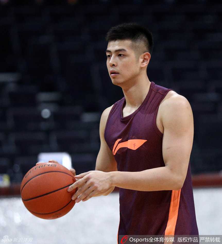 北京首钢那年冬天,马布里和他的兄弟们用篮球书写京城记忆 方硕在弧顶持球,眼神如炬,面对防守人他用一个逼真的假动作骗过对手,随即即将皮球像手术刀一般精准地输送到内线空当处的队友手中。