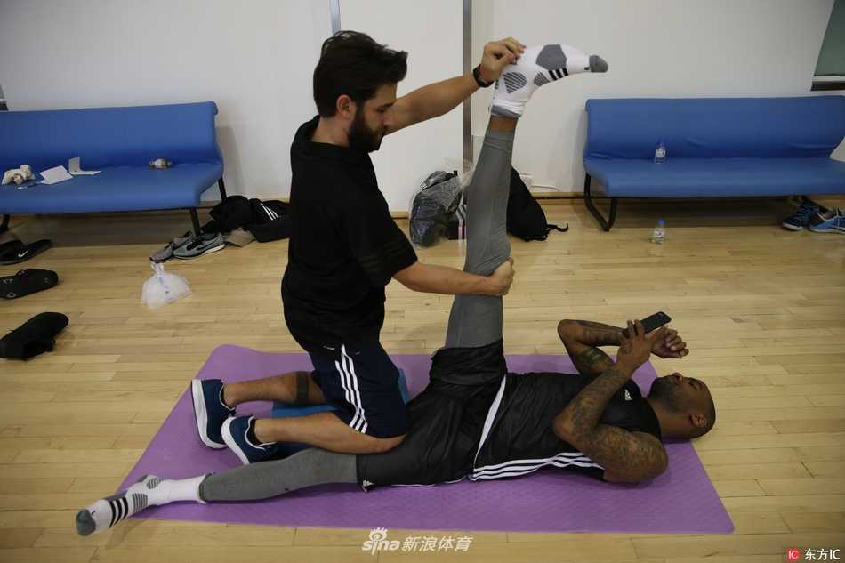 北京首钢重建启航,新援首秀获赞“球商高” 方硕持球面对防守,眼神犀利,在刘晓宇加盟后,北京队的后卫线竞争与协作将更加精彩。