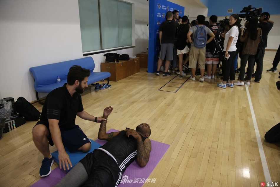 北京首钢重建启航,新援首秀获赞“球商高” 常林在篮下强打,肌肉碰撞感十足,回归首钢的他不仅带回了内线硬度,更带来了欢声笑语。