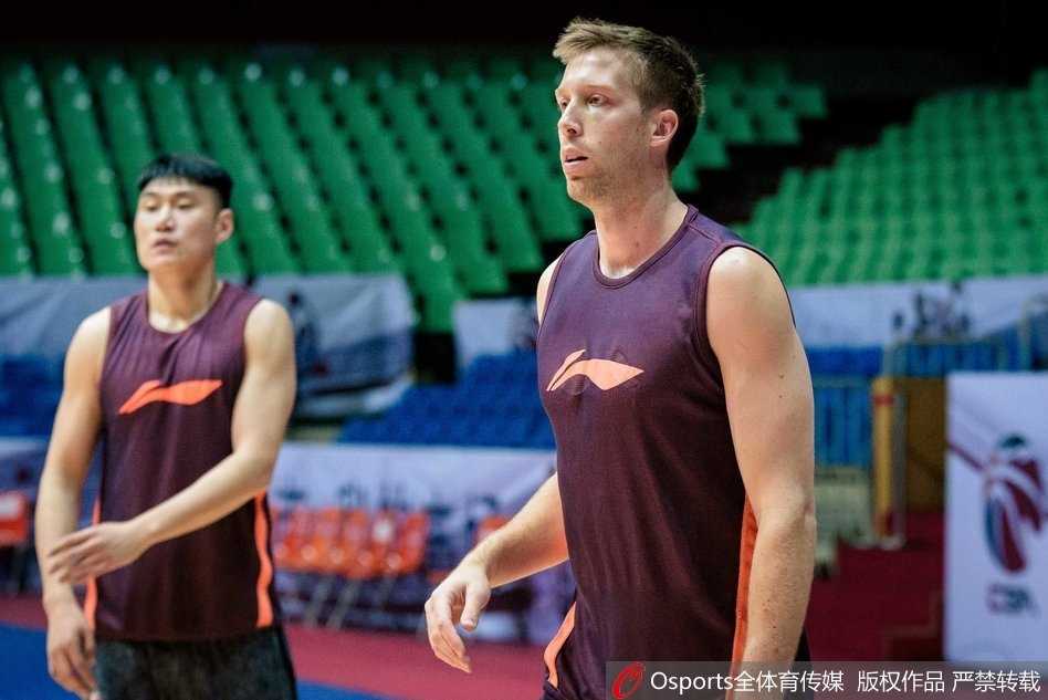 北京首钢队赛前备战,刘晓宇伤愈归来投篮训练显决心 在教练的注视下,刘晓宇进行行进间的运球训练,球感娴熟,重心平稳,经过漫长等待的北京球迷,仿佛已经看到了那个曾经无所不能的顶级控卫正在一步步走回赛场中央。