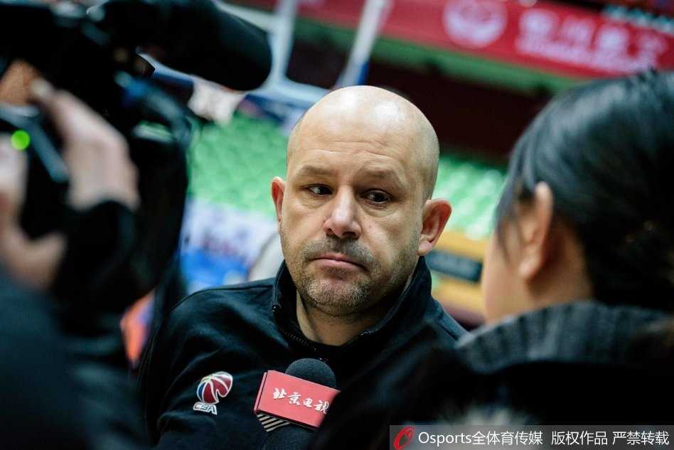 北京首钢队赛前备战,刘晓宇伤愈归来投篮训练显决心 训练间隙,刘晓宇与队友方硕低头交流着战术,两人神情认真,作为北京队后场的双子星,他们的沟通与默契将是球队前进的关键动力。