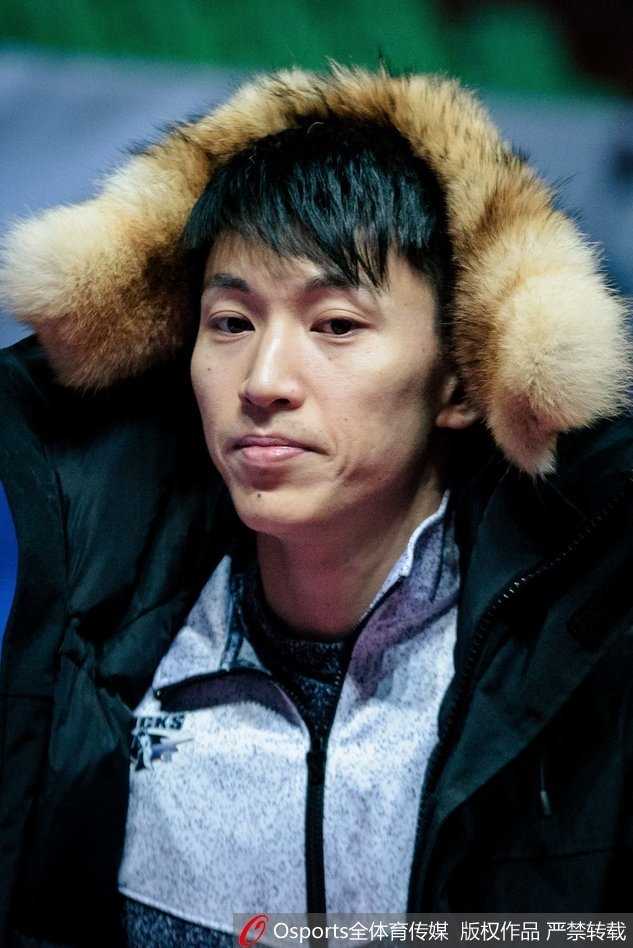 北京首钢队赛前备战,刘晓宇伤愈归来投篮训练显决心 镜头捕捉到刘晓宇运球突破的瞬间,他压低重心,眼神犀利,脚踝上依然缠着厚厚的防护绷带,但这丝毫没有影响他突破时的速度和决心。