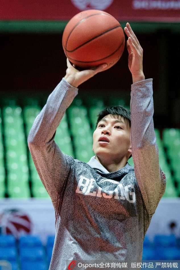 北京首钢队赛前备战,刘晓宇伤愈归来投篮训练显决心 即使在力量训练房外,刘晓宇也不忘放松拉伸,他扶着栏杆,右腿肌肉线条清晰可见,休赛期的特训让他的身体对抗能力看起来更加强悍。