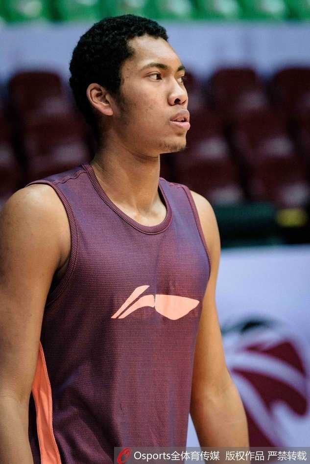 北京首钢队赛前备战,刘晓宇伤愈归来投篮训练显决心 汗水浸透了训练背心,刘晓宇在底角位置接球就投,姿势标准而流畅,仿佛要将此前因伤缺阵的所有遗憾都化作此刻一次次精准的命中。