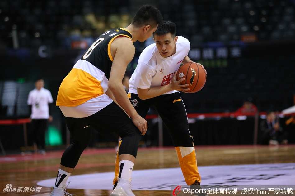 北区明星队欢乐备战,郭艾伦实力“抢戏”成训练场主角 训练结束后的拉伸放松时间,郭艾伦表情夸张地压着腿,脸上写满了酸爽,惹得身旁的队友忍俊不禁,训练馆里充满了快活的空气。