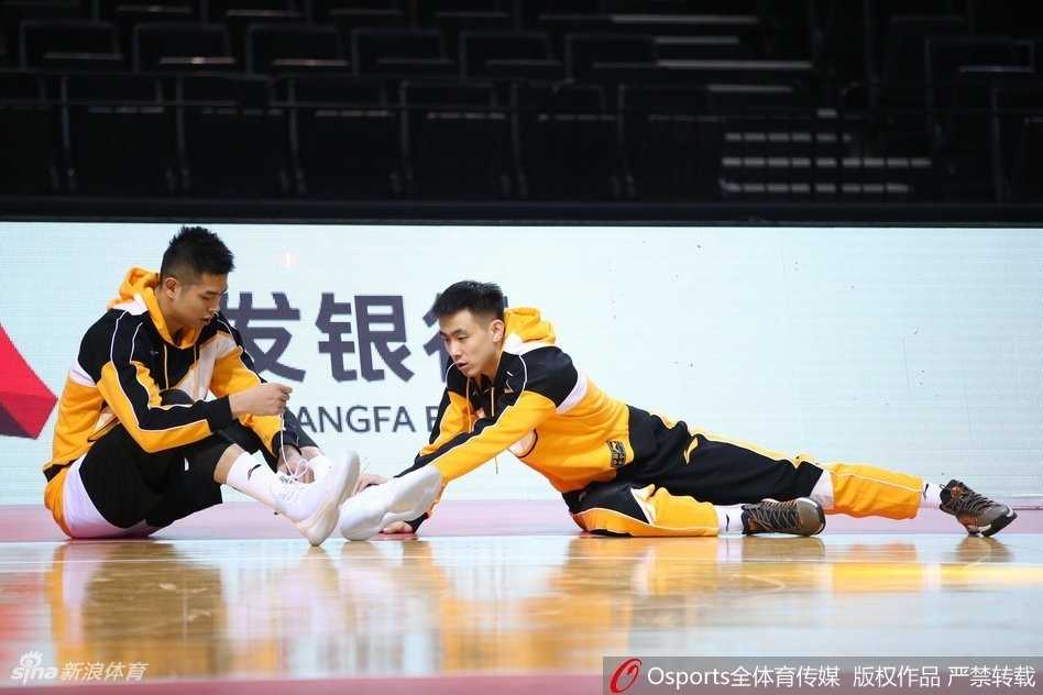 北区明星队欢乐备战,郭艾伦实力“抢戏”成训练场主角 队友在练习运球,郭艾伦却像个顽皮的孩子一样突然从背后伸出双手试图掏球,恶作剧得逞后脸上立刻绽放出灿烂又得意的笑容。