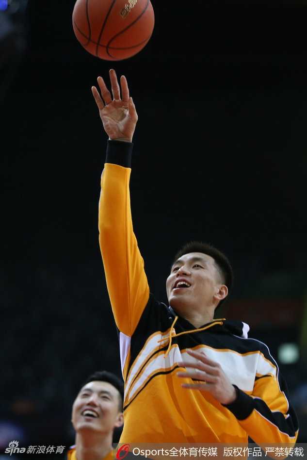 北区明星队欢乐备战,郭艾伦实力“抢戏”成训练场主角 训练间隙,大汗淋漓的郭艾伦一边大口喝水,一边还不忘对着队友的镜头比出一个胜利的手势,仿佛在说:这才哪到哪,再来十组也没问题!