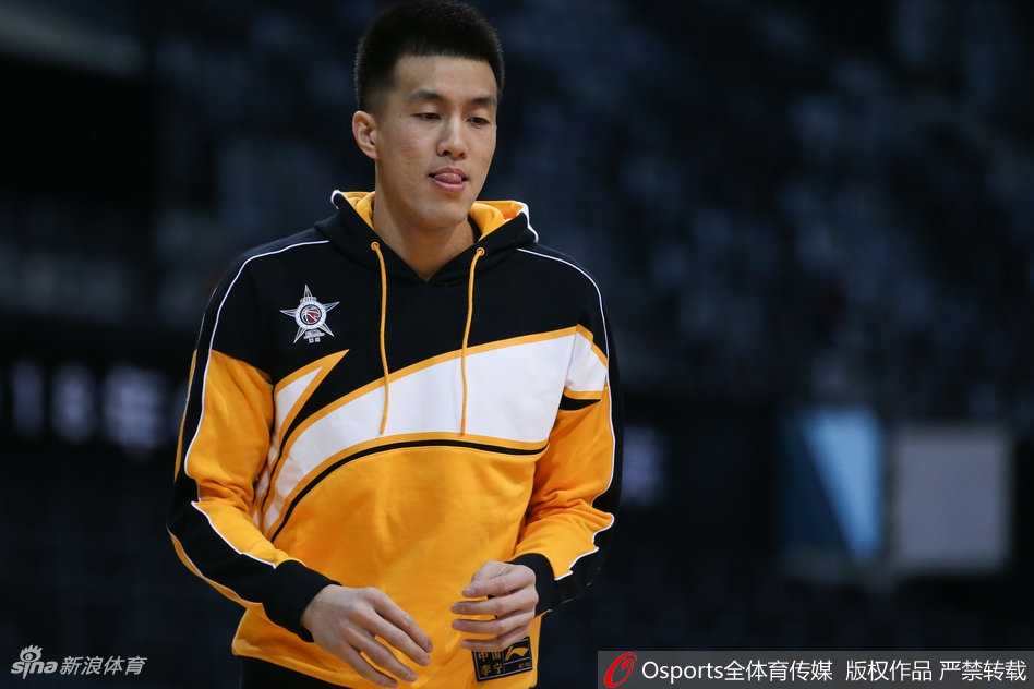 北区明星队欢乐备战,郭艾伦实力“抢戏”成训练场主角 只见郭艾伦在队友的严密防守下,用一个不可思议的背后运球加转身,像一条泥鳅一样滑溜溜地钻入了篮下,只留下防守人一脸懵圈地站在原地。