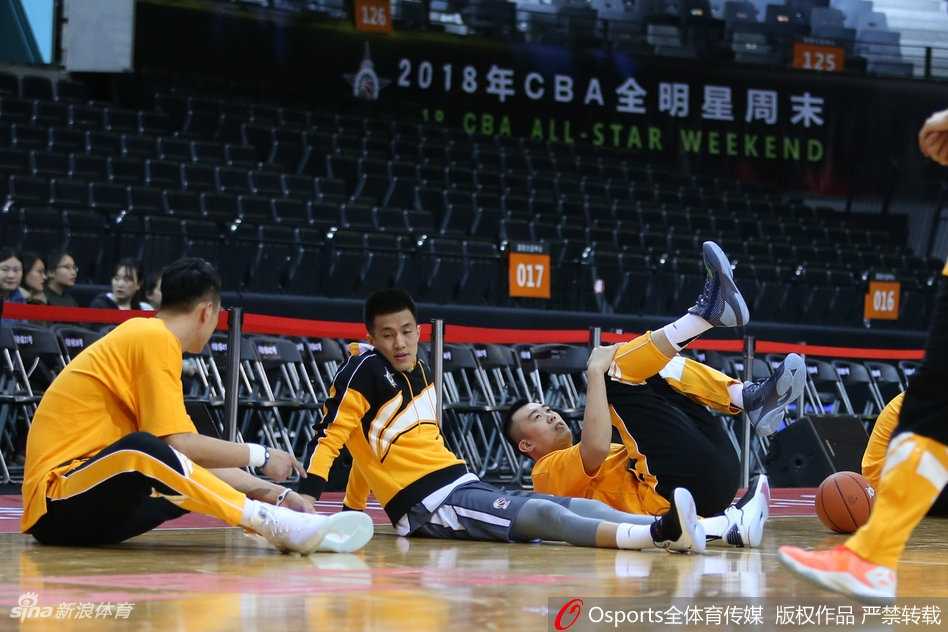 北区明星队欢乐备战,郭艾伦实力“抢戏”成训练场主角 郭艾伦在三分线外接球就投,出手后的手指仍指向篮筐的方向,眼神紧紧跟随那道完美的弧线,这一瞬间的专注仿佛时间都静止了。