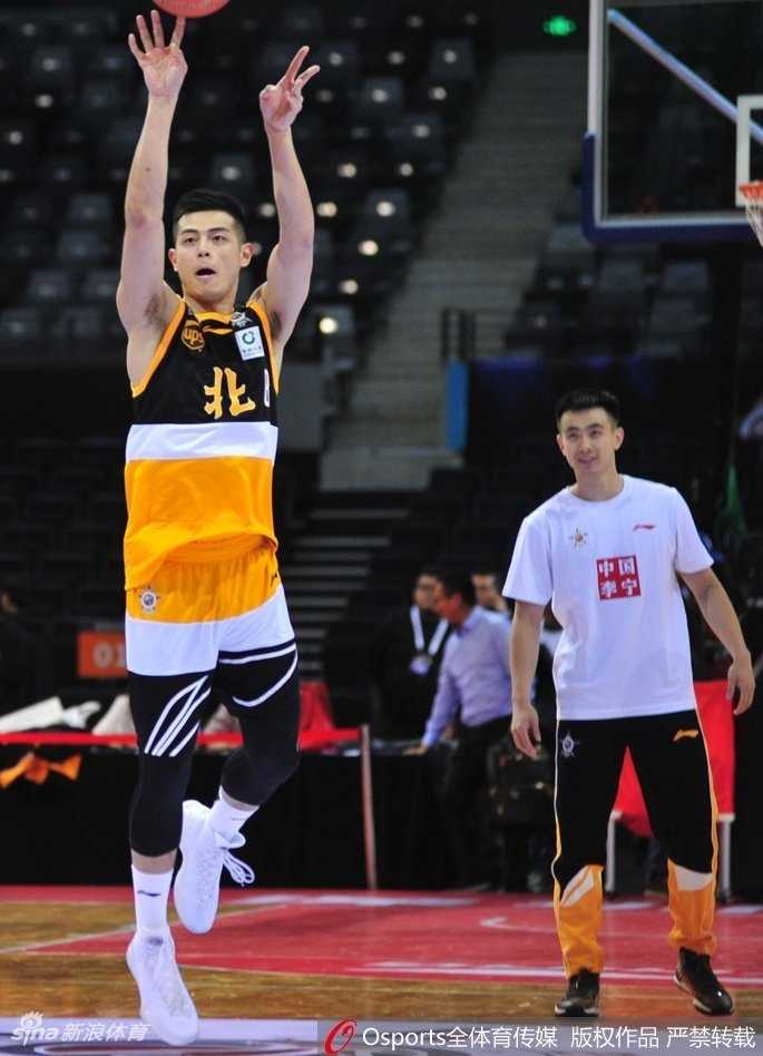 北区明星队欢乐备战,郭艾伦实力“抢戏”成训练场主角 训练馆内,郭艾伦嘴角上扬,眼神中透着一丝狡黠,仿佛在想什么鬼点子准备捉弄队友,这古灵精怪的表情瞬间就被镜头捕捉了下来。