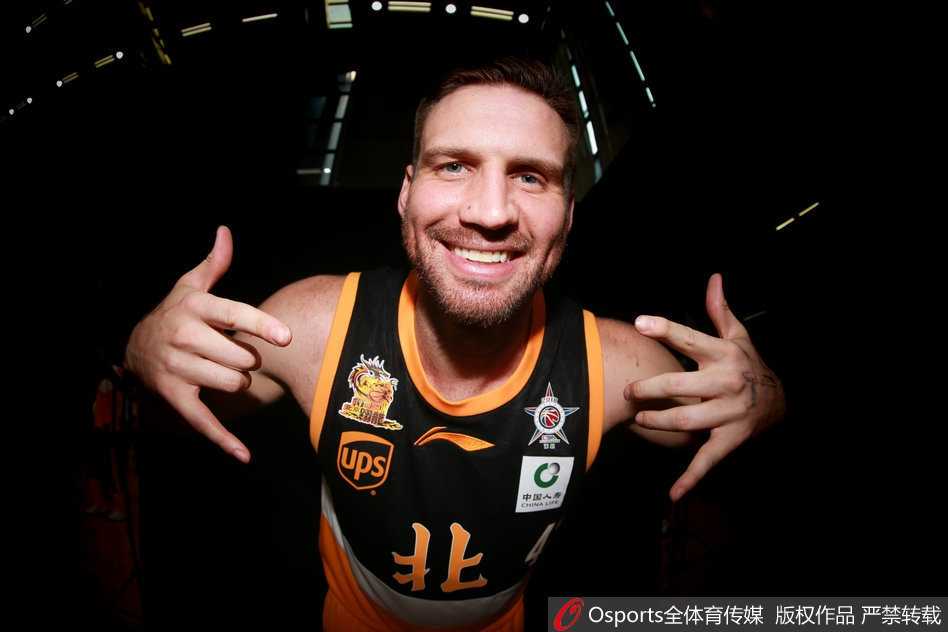 北区豪强光影志:回眸二零一八全明星巅峰瞬间 方硕与张智涵等后场球员围坐在一起,手中把玩着篮球,眼神中透露出北京爷们儿的自信与从容。