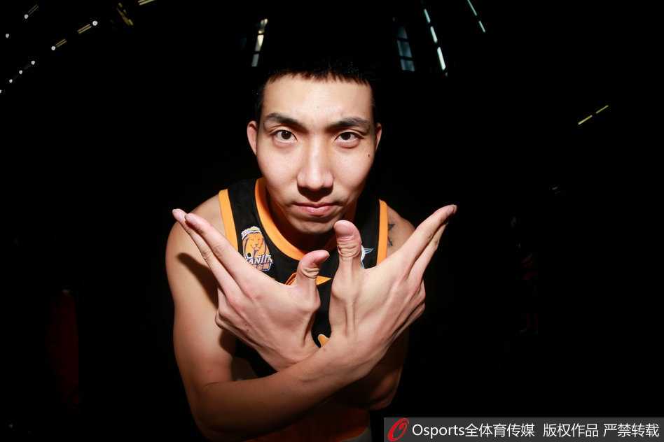 北区豪强光影志:回眸二零一八全明星巅峰瞬间 外援亚当斯与队友在拍摄间隙开怀大笑,身旁的摄影器材与灯光勾勒出后台轻松愉悦的时尚大片氛围。