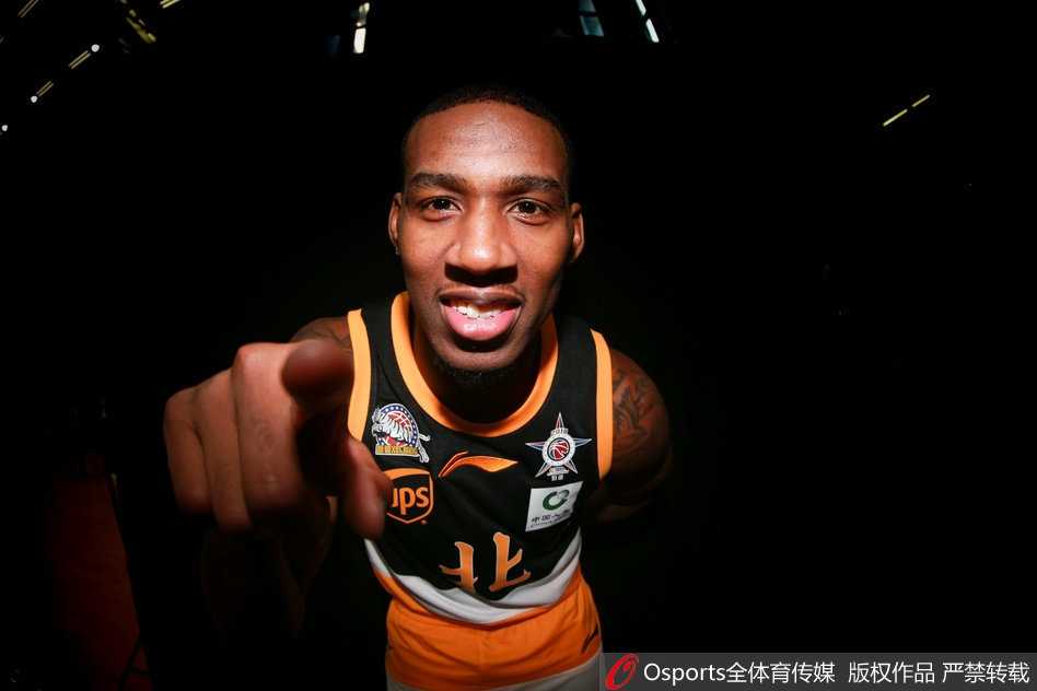 北区豪强光影志:回眸二零一八全明星巅峰瞬间 辽宁双子星郭艾伦与赵继伟在聚光灯下并肩而立,眼神坚定,仿佛正谋划着如何在赛场上掀起青春风暴。